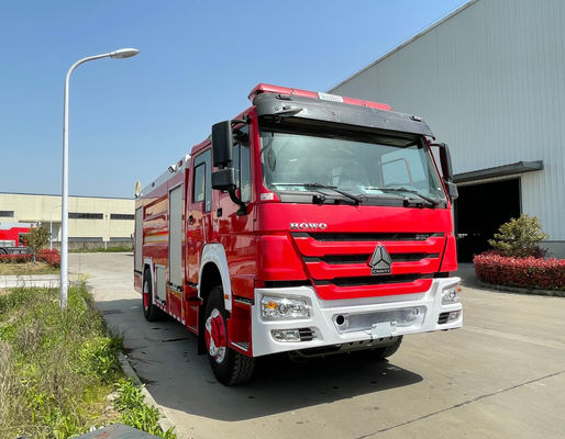 SINOTRUK 228kw Heavy Duty Fire Truck 6 Wheeled Type 8000 Liter Foam Capacity